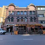 Urban Studio With Lush Patio Braai & Rooftop Pool
