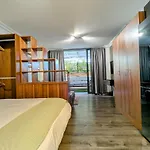 Urban Studio With Lush Patio Braai & Rooftop Pool