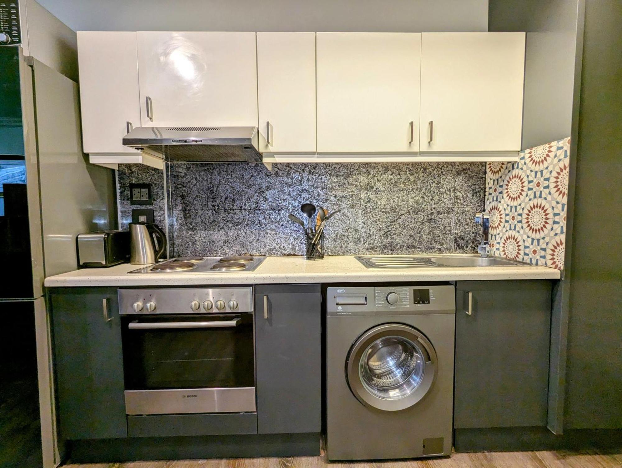 Urban With Lush Patio Braai & Rooftop Pool Apartment *