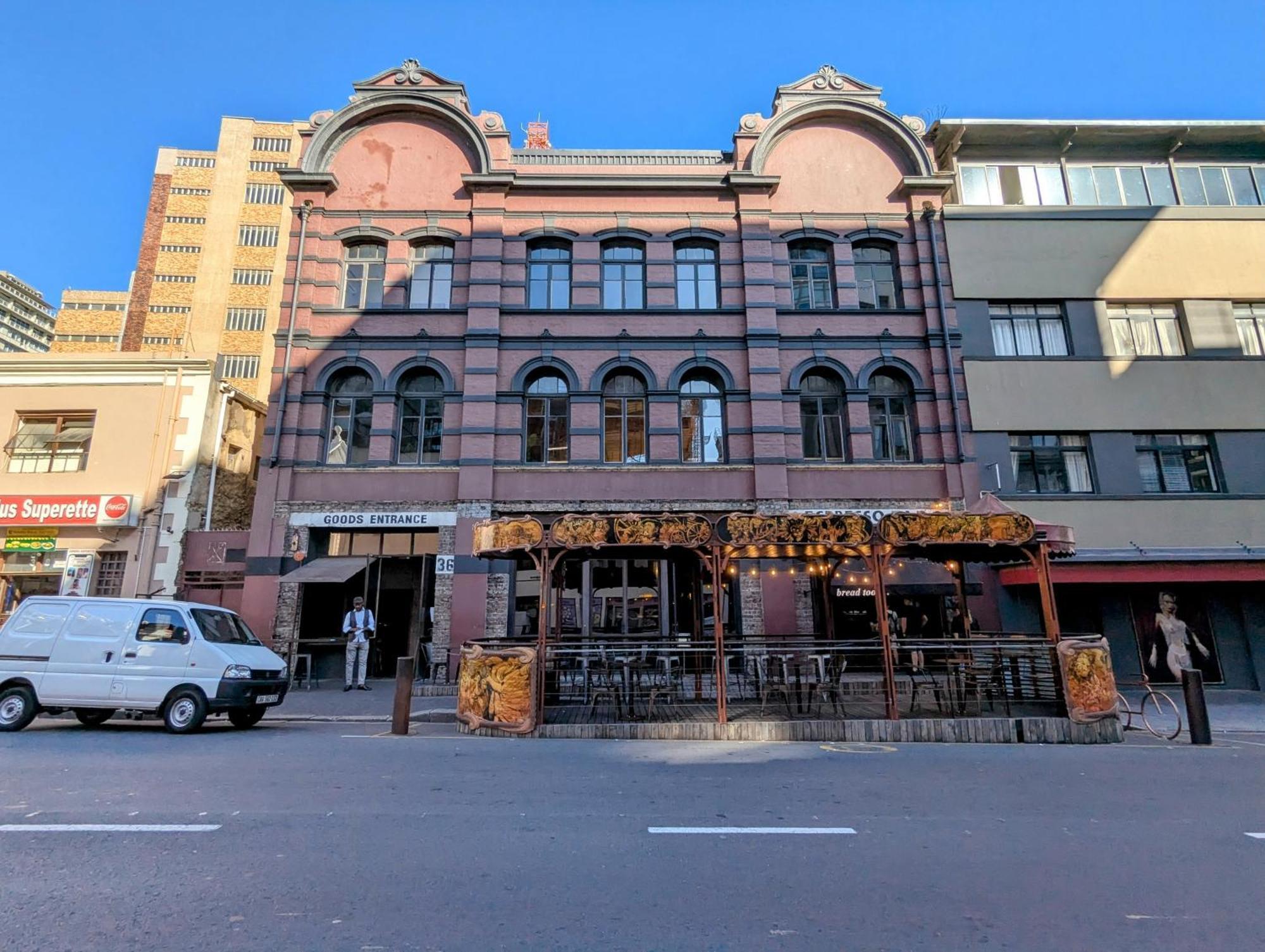 Urban With Lush Patio Braai & Rooftop Pool Cape Town