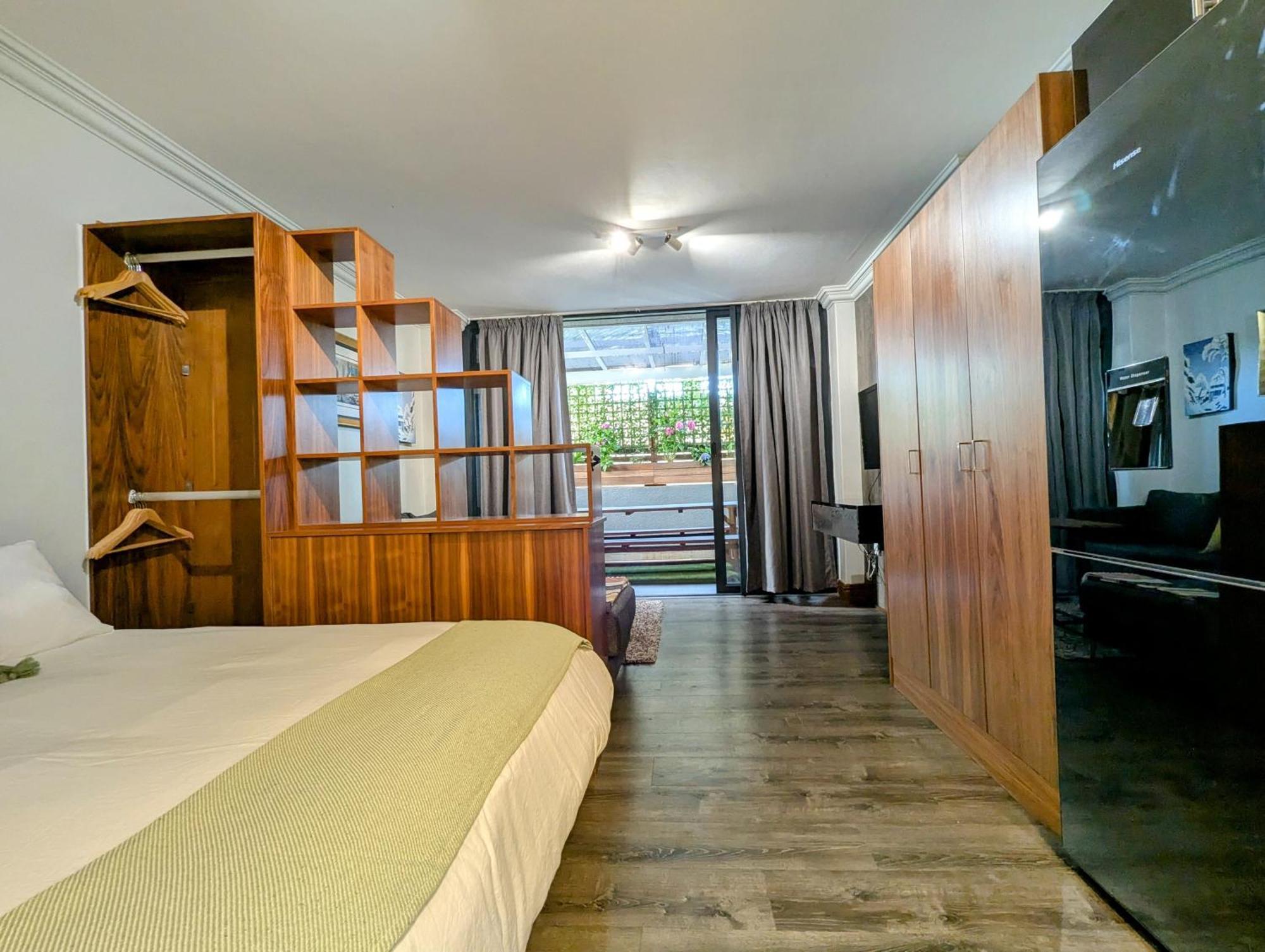 Urban With Lush Patio Braai & Rooftop Pool Apartment *