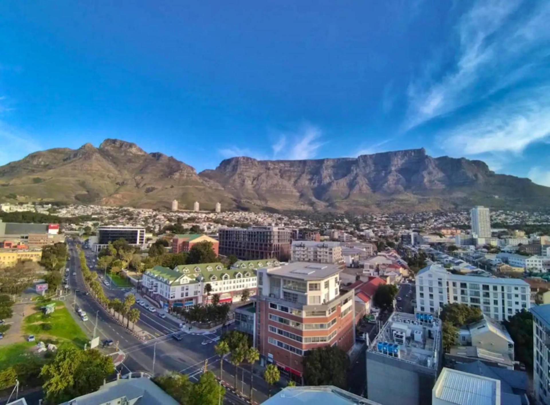 Urban With Lush Patio Braai & Rooftop Pool