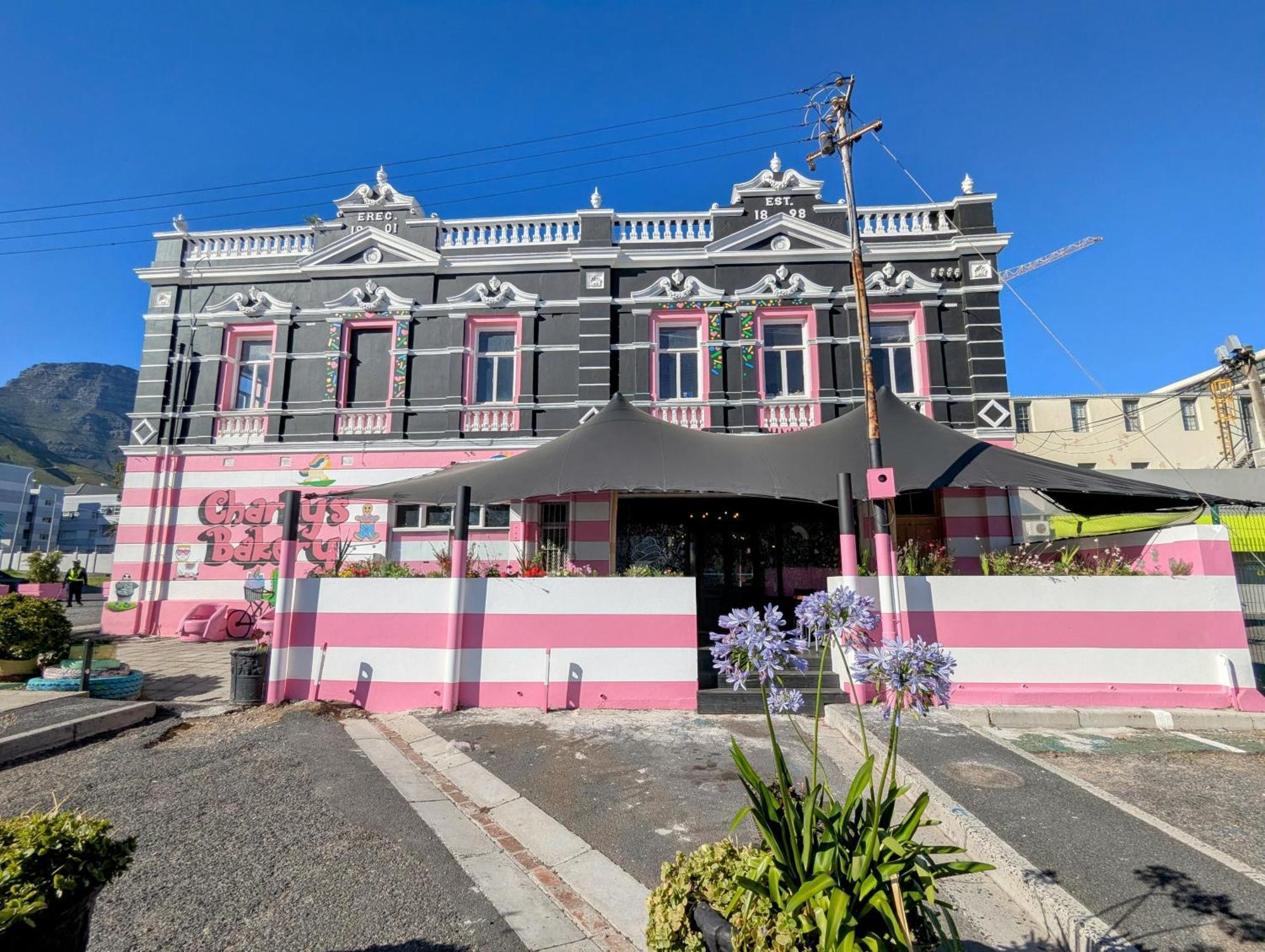 Urban With Lush Patio Braai & Rooftop Pool * Cape Town