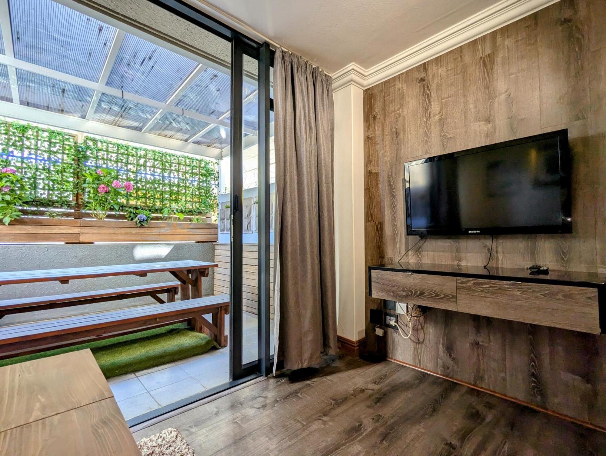 Urban With Lush Patio Braai & Rooftop Pool Apartment